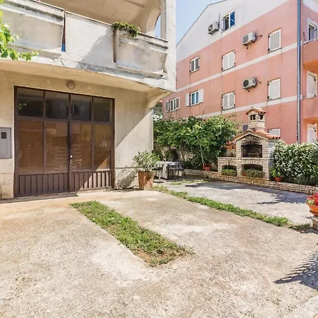 Apartment Stunning In With Wifi Pula